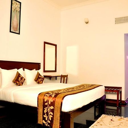 Hotel Bonsejour Пондичерри Экстерьер фото